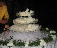 Torta nuziale con rose bianche per le nozze