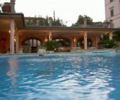 Piscina e portico per ricevimenti di nozze