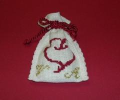 Sachettino ricamato per i confetti di nozze