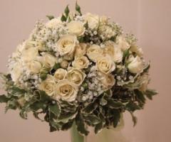 Bouquet di fiori bianchi per la sposa 