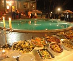 Ricevimento di matrimonio a bordo piscina