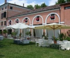 Ricevimento di matrimonio in giardino