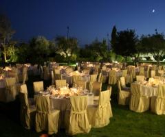 Allestimento matrimonio serale nel grande parco