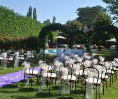 Rito di matrimonio nel giardino della tenuta