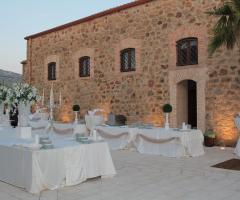 Allestimento del tavolo del buffet all'aperto