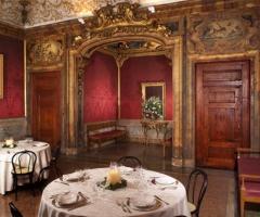 Allestimento tavoli per gli invitati al ricevimento di nozze a Palazzo Isolani