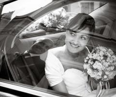 Fotografia della sposa all'arrivo in chiesa