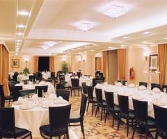 Ampia sala interna per ricevimento di matrimonio presso Villa dei Melograni