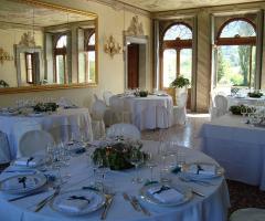 Allestimento tavoli per le nozze