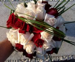Bouquet di rose rosse per la sposa