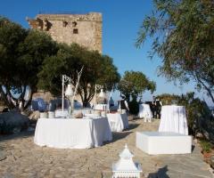 un buffet elegante e raffinato tra verde e mare