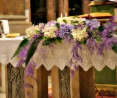 Allestimento altare chiesa - Fioreria Gabriella
