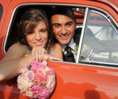 Sposi sull\'auto da cerimonia