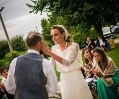 scambio di tenerezza tra sposi. _ paolo robaudi