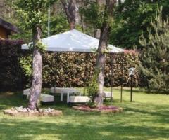 Gazebo per il ricevimento di nozze in giardino