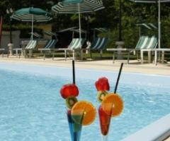 Aperitivo a bordo piscina per il ricevimento di matrimonio