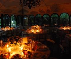 Tavoli con centrotavola di candele sotto il gazebo