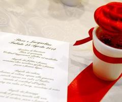 Menu e composizione con rosa di seta per il matrimonio