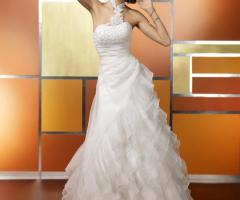 Originale abito da sposa con prezioso collo riamato in pizzo