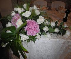 Composizione rose bianche e peonie