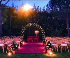 Arco floreale per la cerimonia di nozze in giardino