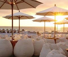 Matrimonio allestito in spiaggia al tramonto