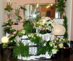 Allestimenti con fiori bianchi per la location di nozze