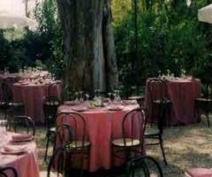 Tavoli allestiti per ricevimento di nozze all\'aperto