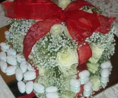 Decoro floreale rosso per le nozze