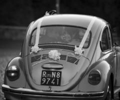 Fotografia dell\'auto degli sposi