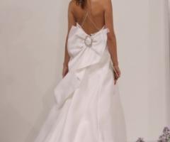 Abito da sposa scollato con fiocco