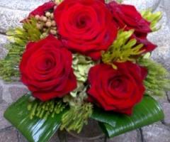 Composizione di rose rosse per il matrimonio