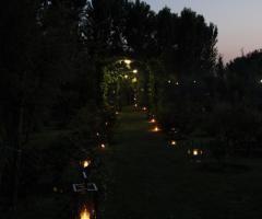 Viale del relais illuminato con candele