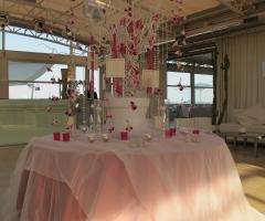 Tableau allestito su un alberello bianco e rosso