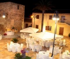 Baglio Rakali - Allestimento dei tavoli del ricevimento all'esterno