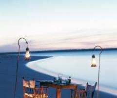 Cena romantica in spiaggia per gli sposi in viaggio di nozze