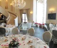 Ampia sala interna per ricevimento di matrimonio presso l'hotel Marina Holiday