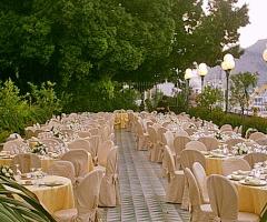 Allestimento tavoli per ricevimento di matrimonio in giardino presso Palazzo Butera