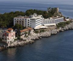 La struttura immersa nel mare dello Splendid Hotel La Torre