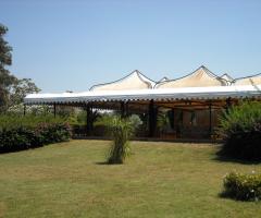 Area per ricevimenti completamente immersa nel verde e circondata dal prato all'inglese