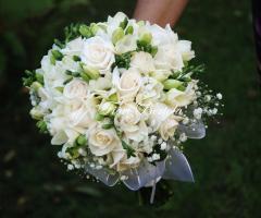 Bouquet da sposa con rose e fresie, elegante e raffinato - 
Fiori Bertola