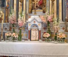 Allestimento con delphinium rosa e mix di rose avalanche - Roberta fiori Viverone