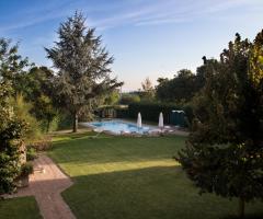 il giardino con la piscina