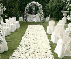 Cerimonia di matrimonio con petali sparsi per terra