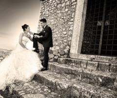 Annfoto Fotografia di stile - gli sposi sul retro della chiesa