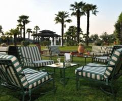 Giardino dell\'hotel per il banchetto di nozze