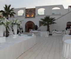 Ricevimento total white nel cortile interno della location