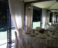 Allestimento dei tavoli di nozze in total white