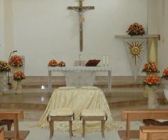 Addobbi chiesa con seduta sposi in avorio e fiori arancioni