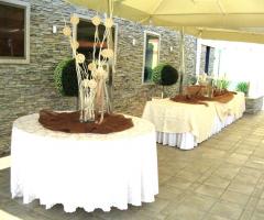Allestimento del buffet di matrimonio in giardino
